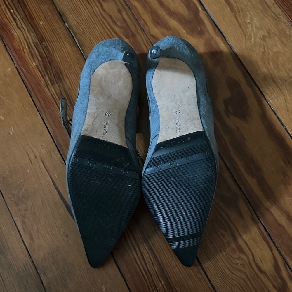 Sz 38 Manolo Blahnik Gray Suede Heels - Picture 4 of 7